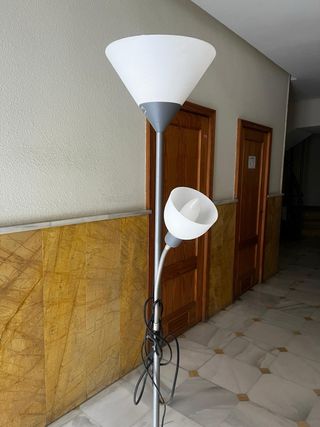 Lámpara de pie moderna gris y blanca