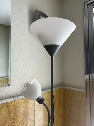 Lámpara de pie moderna gris y blanca