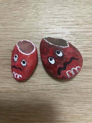 Pareja de piedras Emanems pintadas