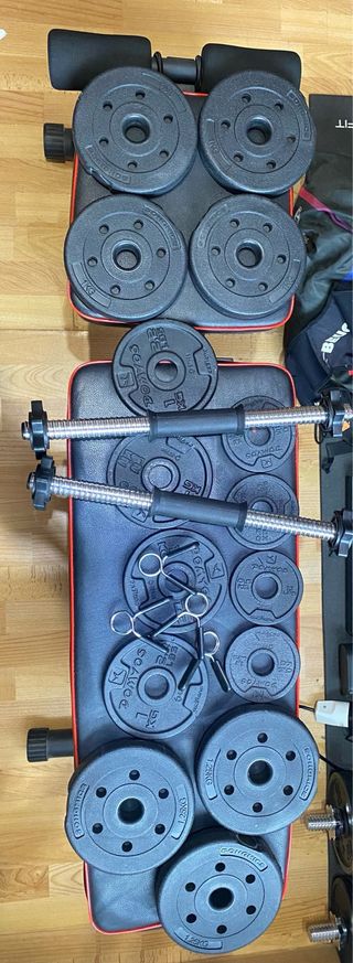 Lote de pesas y barras de gimnasio