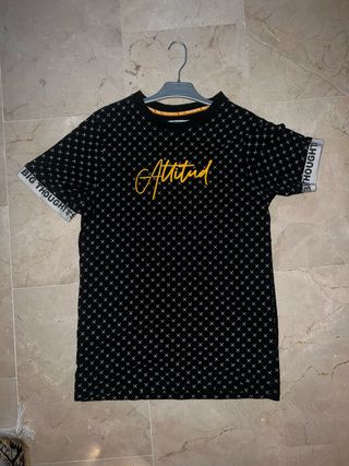 Camiseta negra estampada Attitud