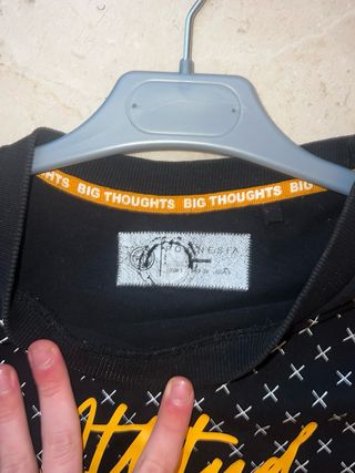 Camiseta negra estampada Attitud