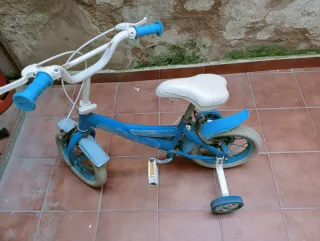 Bicicleta infantil azul 5 años + ruedines de regal