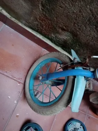 Bicicleta infantil azul 5 años + ruedines de regal