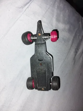 Coche de carreras blanco y rosa NO CORREOS