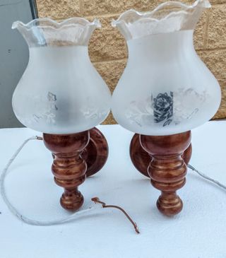 Apliques madera con tulipas de cristal