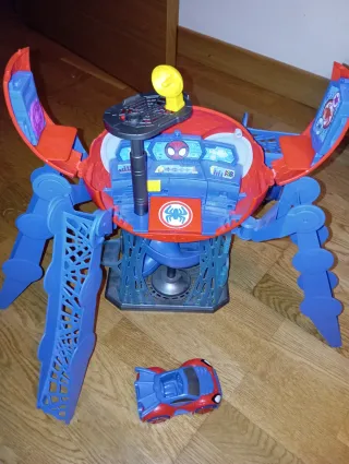 Spider-Man Web-Quarters con Coche