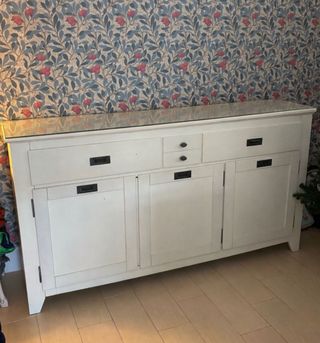 Aparador blanco con tapa de cristal