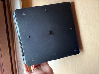 Consola PS4 Slim 1TB + Mando Azul+ Mando Blanco