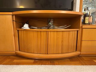 Mueble de televisión con estantería y vitrina