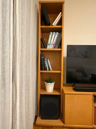 Mueble de televisión con estantería y vitrina