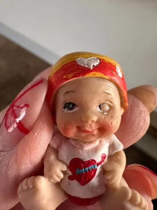 Muñeca antigua con corazón