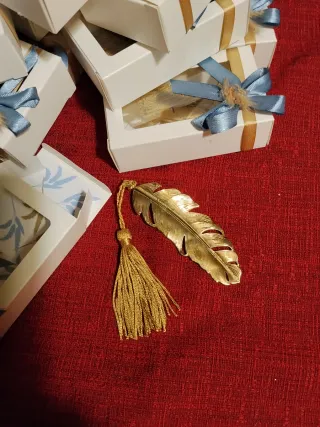 Set segnalibro piuma dorata con nappa 19 pezzi