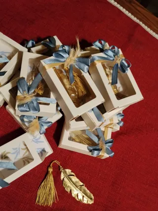 Set segnalibro piuma dorata con nappa 19 pezzi