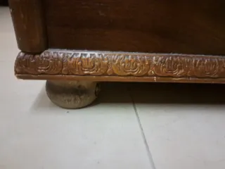 Baúl diseño antiguo de madera y metal