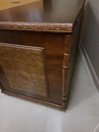 Baúl diseño antiguo de madera y metal