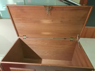 Baúl diseño antiguo de madera y metal