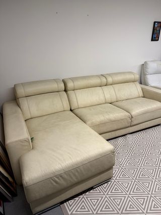 Sofá chaiselongue de piel beige