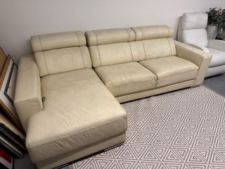 Sofá chaiselongue de piel beige