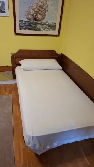 Somier con colchón, almohada y cabecero