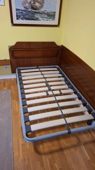 Somier con colchón, almohada y cabecero
