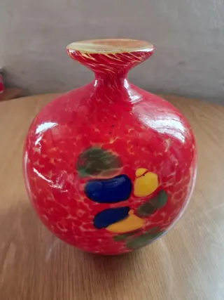 Jarrón de cristal rojo con detalles multicolor