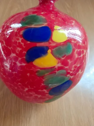 Jarrón de cristal rojo con detalles multicolor