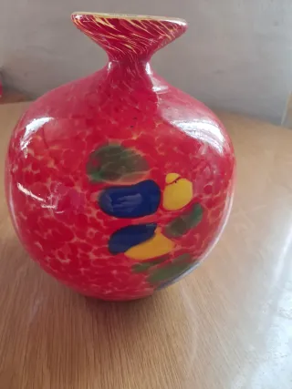 Jarrón de cristal rojo con detalles multicolor