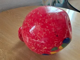 Jarrón de cristal rojo con detalles multicolor