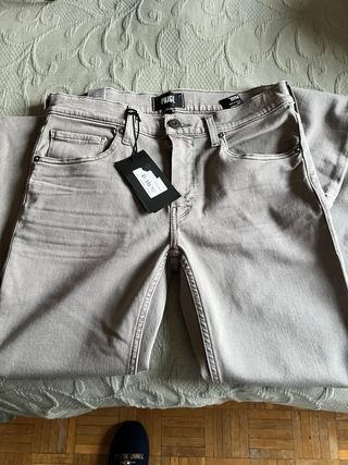 Pantalón vaquero Paige gris, nuevo con etiqueta.
