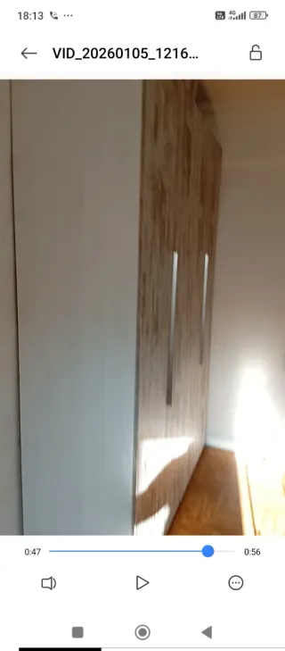 Armario de madera blanco y marrón