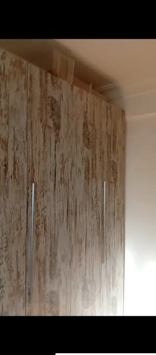 Armario de madera blanco y marrón