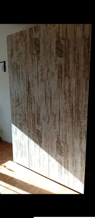 Armario de madera blanco y marrón