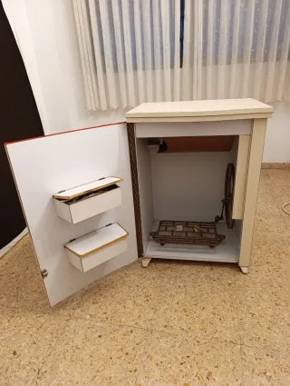 Cómoda antigua con diseño floral