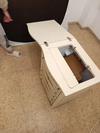 Cómoda antigua con diseño floral