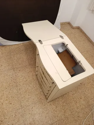 Cómoda antigua con diseño floral