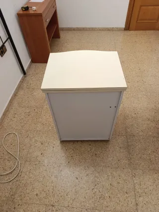 Cómoda antigua con diseño floral