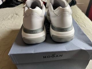 Zapatillas Hogan grises y blancas, nuevas.