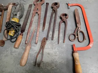 Martello, lima, tenaglia, lampada