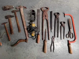 Martello, lima, tenaglia, lampada