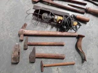 Martello, lima, tenaglia, lampada