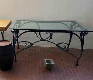 Tavolo in ferro battuto con piano in vetro