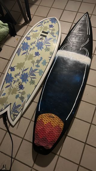 Tabla de surf con diseño floral y espacial