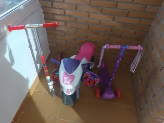 Moto y patinetes infantiles con casco