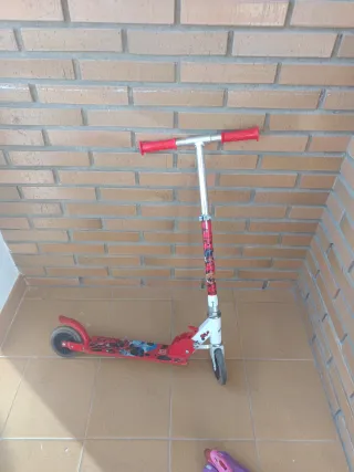 Moto y patinetes infantiles con casco