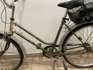 Bicicleta clásica verde a restaurar