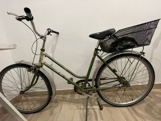 Bicicleta clásica verde a restaurar