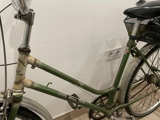 Bicicleta clásica verde a restaurar