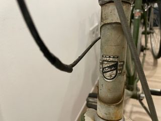 Bicicleta clásica verde a restaurar