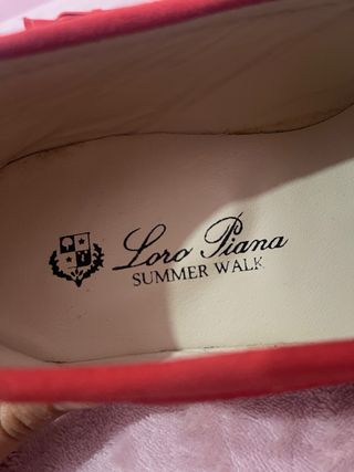 Zapatillas rojas con detalle de lazo son preciosas